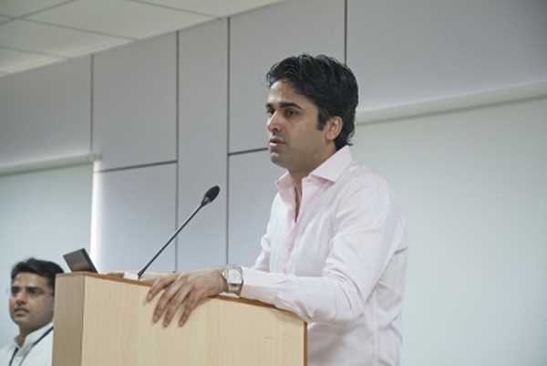 अहमद पटेल के बेटे फैसल राजनीति में औपचारिक प्रवेश को लेकर आश्वस्त नहीं